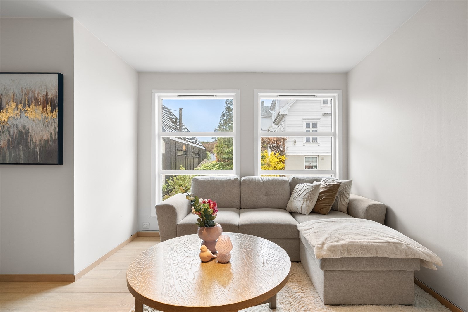 De store vindusflatene slipper inn rikelig med naturlig lys og gir allrommet en luftig romfølelse. Galleribilde