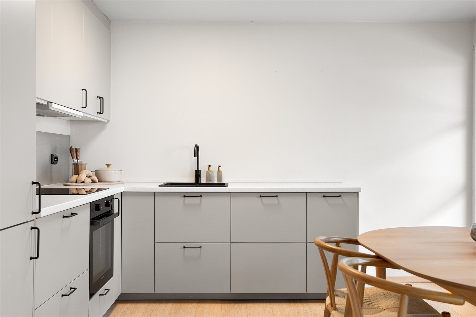 Det er beige, slette fronter og lys benkeplate av laminat, samt rikelig med skap- og benkplass. Galleribilde