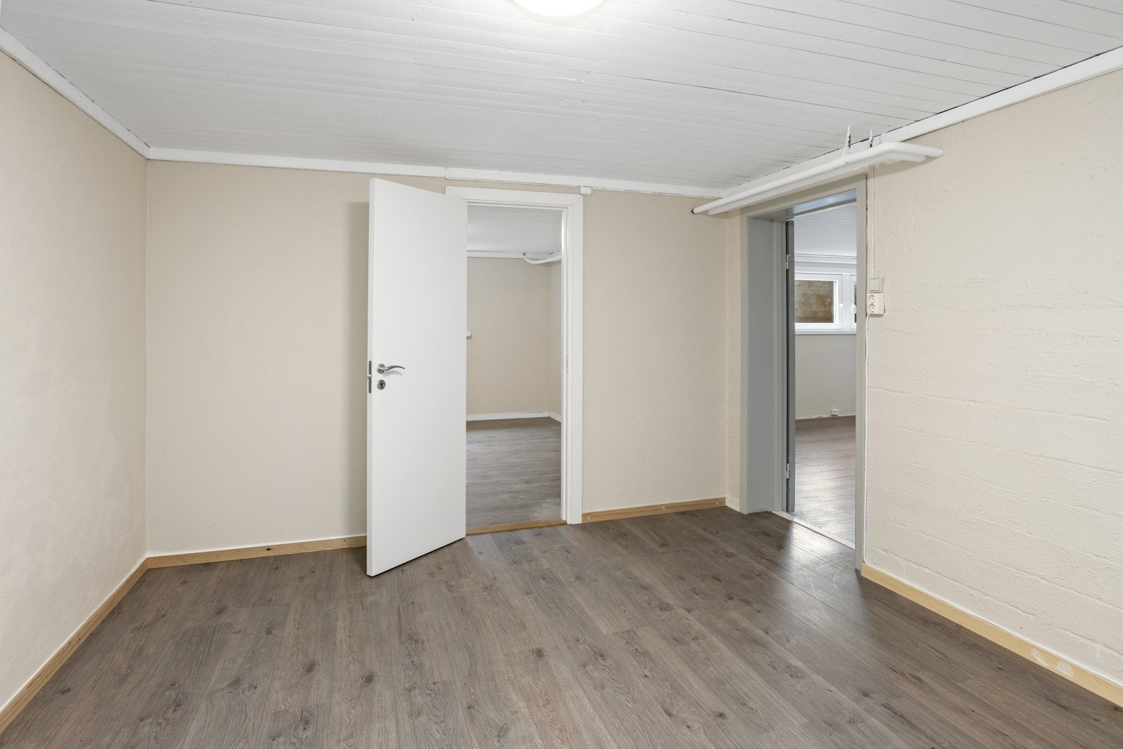 Gang i kjeller med dør til soverom 3 og kjellerstue. Galleribilde