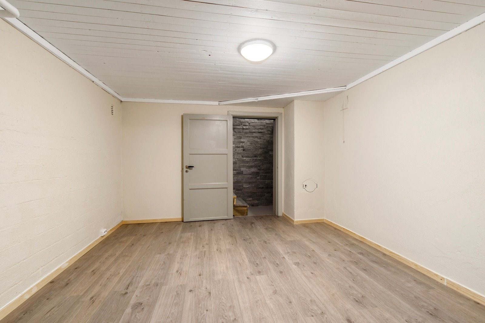 Stor gang med dør til kjellernedgang. Galleribilde