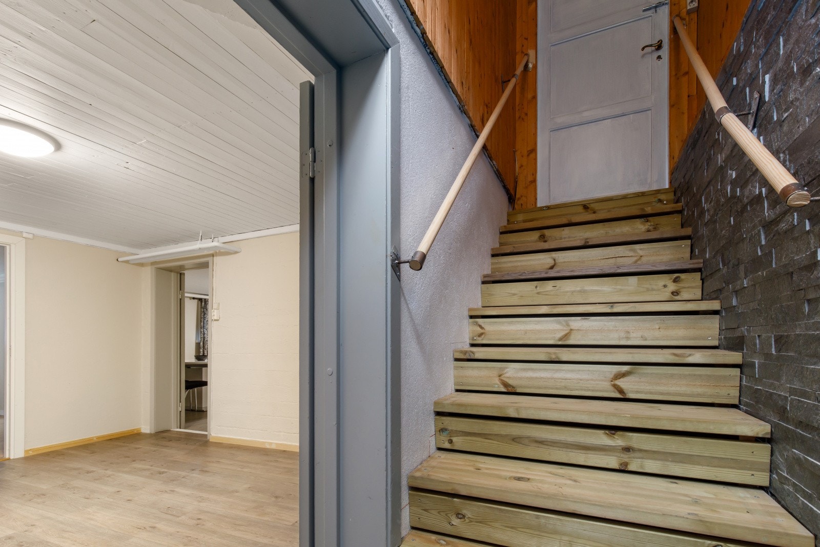 Kjellernedgang og romslig gang i kjelleren. Galleribilde