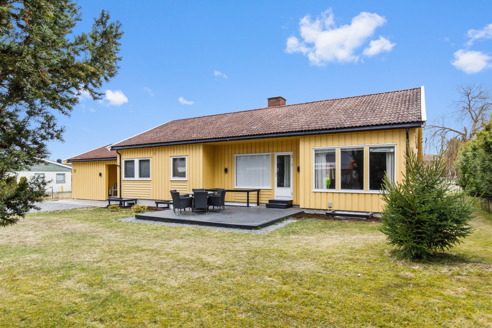 Velkommen til denne romslige boligen med stor og flott tomt. Galleribilde