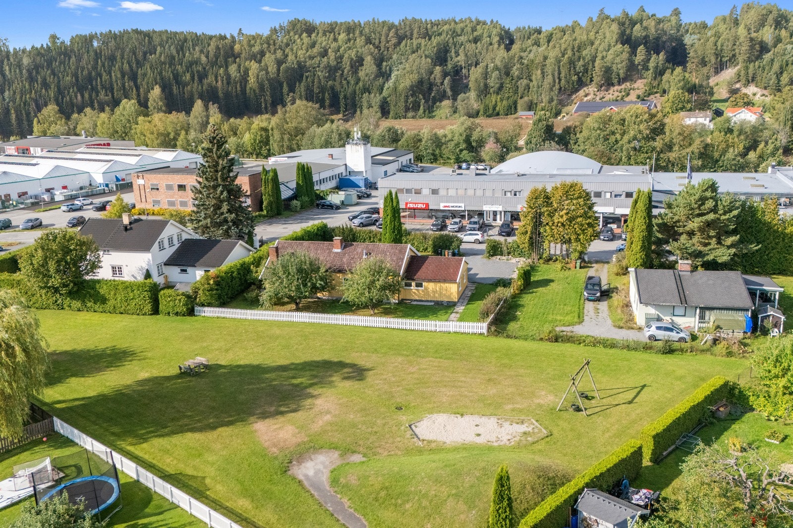 Boligen grenser til lekeplass med egen grind gjennom gjerdet. Galleribilde