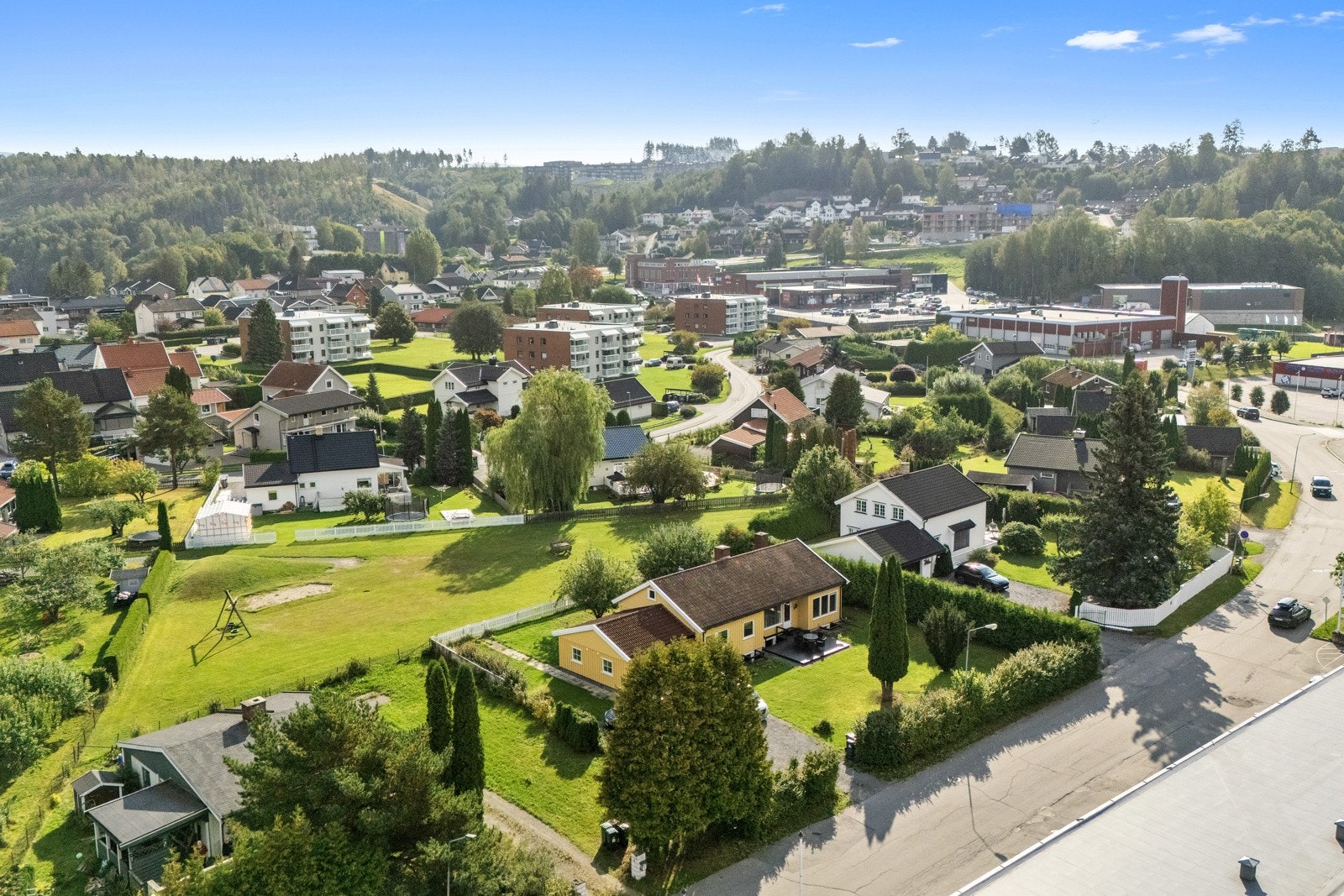 Boligen ligger sentralt plassert på Eikli med kort vei til det man måtte trenge. Galleribilde