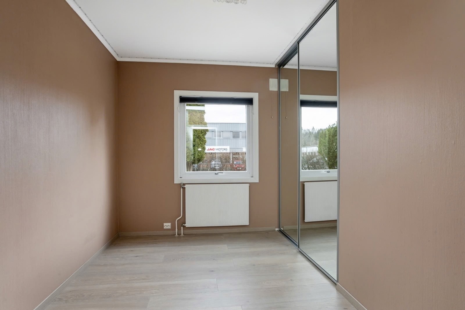 I 1. etasje er det hele 5 soverom! Her ved soverom 1 med skyvedørsgarderobe Galleribilde