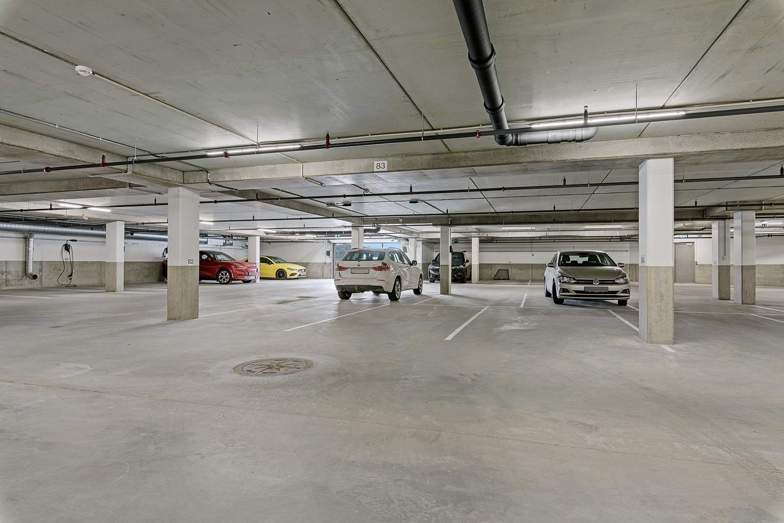 Leiligheten disponerer egen parkeringsplass, nr. 91, hvor det er montert EL-billader. Galleribilde