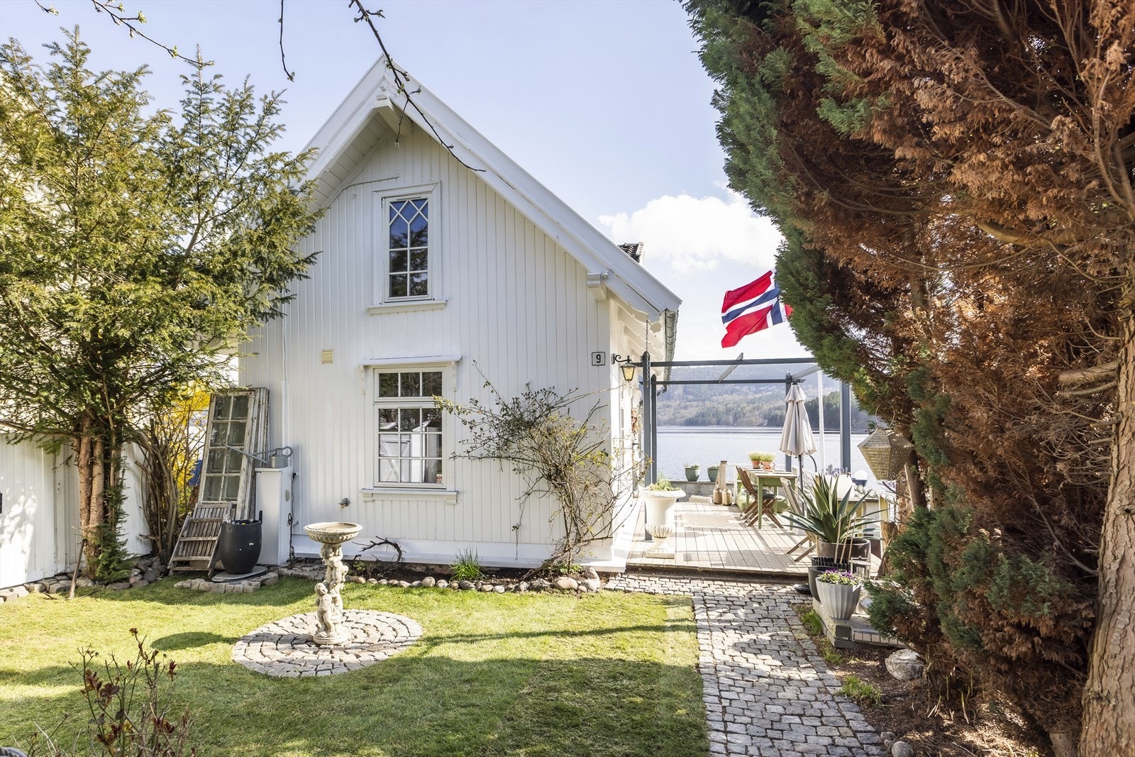 Bak huset venter en fredelig bakgård med en frodig, liten hage og en sjarmerende fontene. En grønn og privat oase som innbyr til ro, lesing og lav puls. Galleribilde