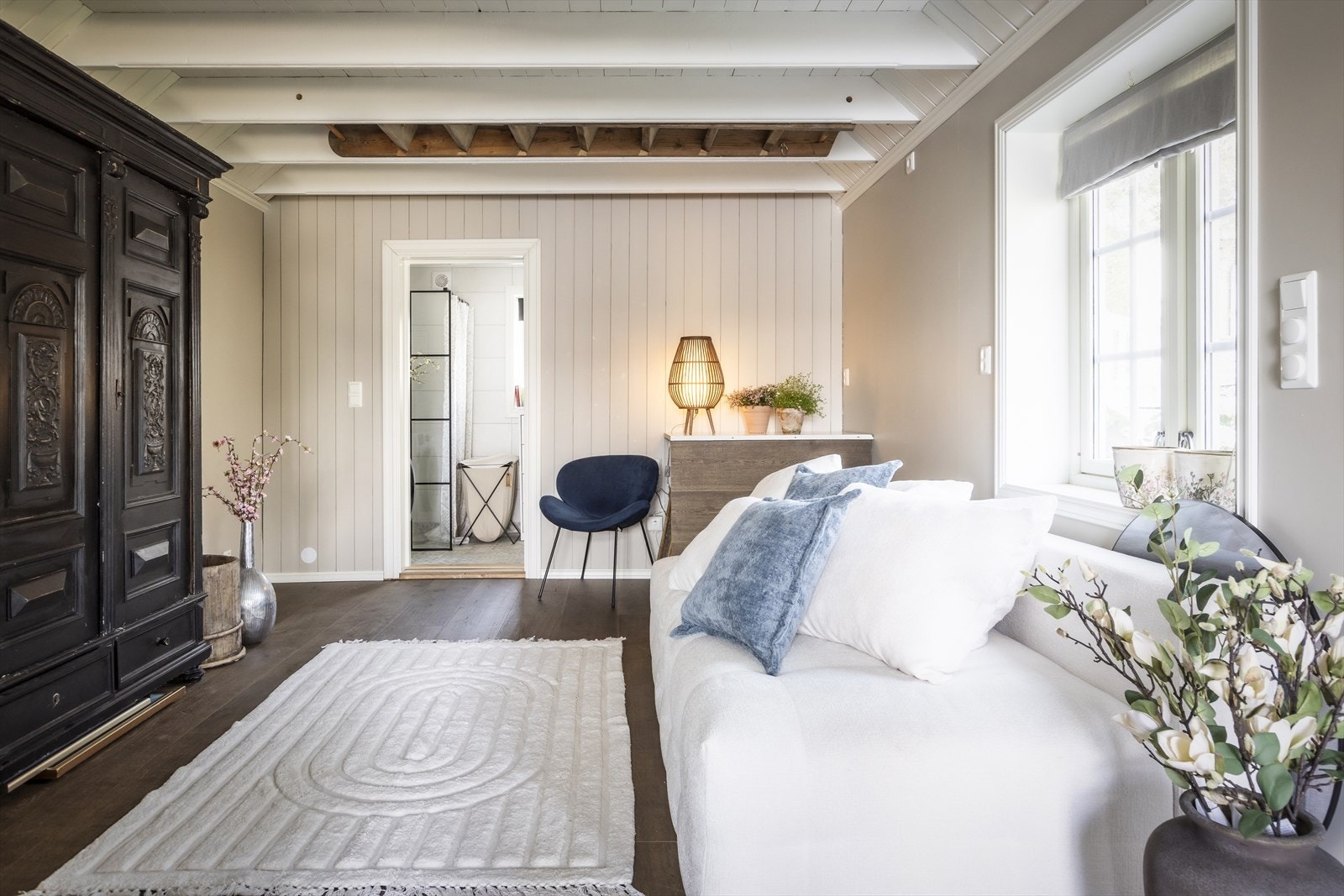 Lenger inn i annekset finner du en koselig sofakrok, et perfekt rom for ro, ettertenksomhet eller lesestunder. Galleribilde