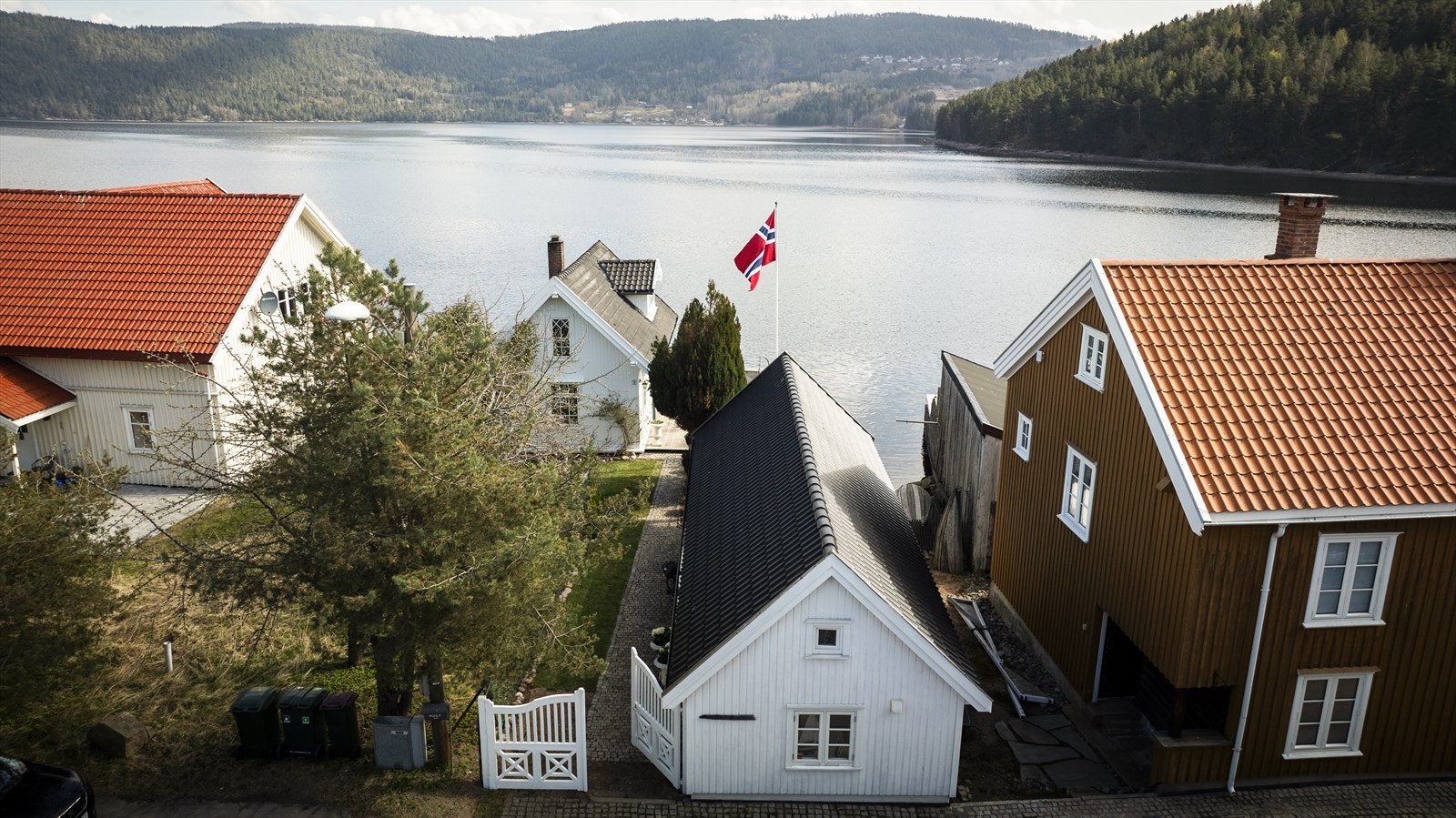 Velkommen til denne sjarmerende hytta i Svelvik - et fredelig fristed med flott beliggenhet like ved vannet Galleribilde