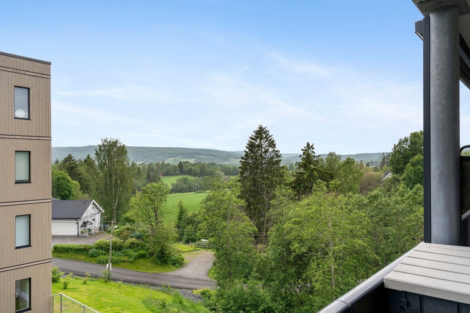 Fra verandaen har du en glimrende utsikt mot natur og daler. Galleribilde