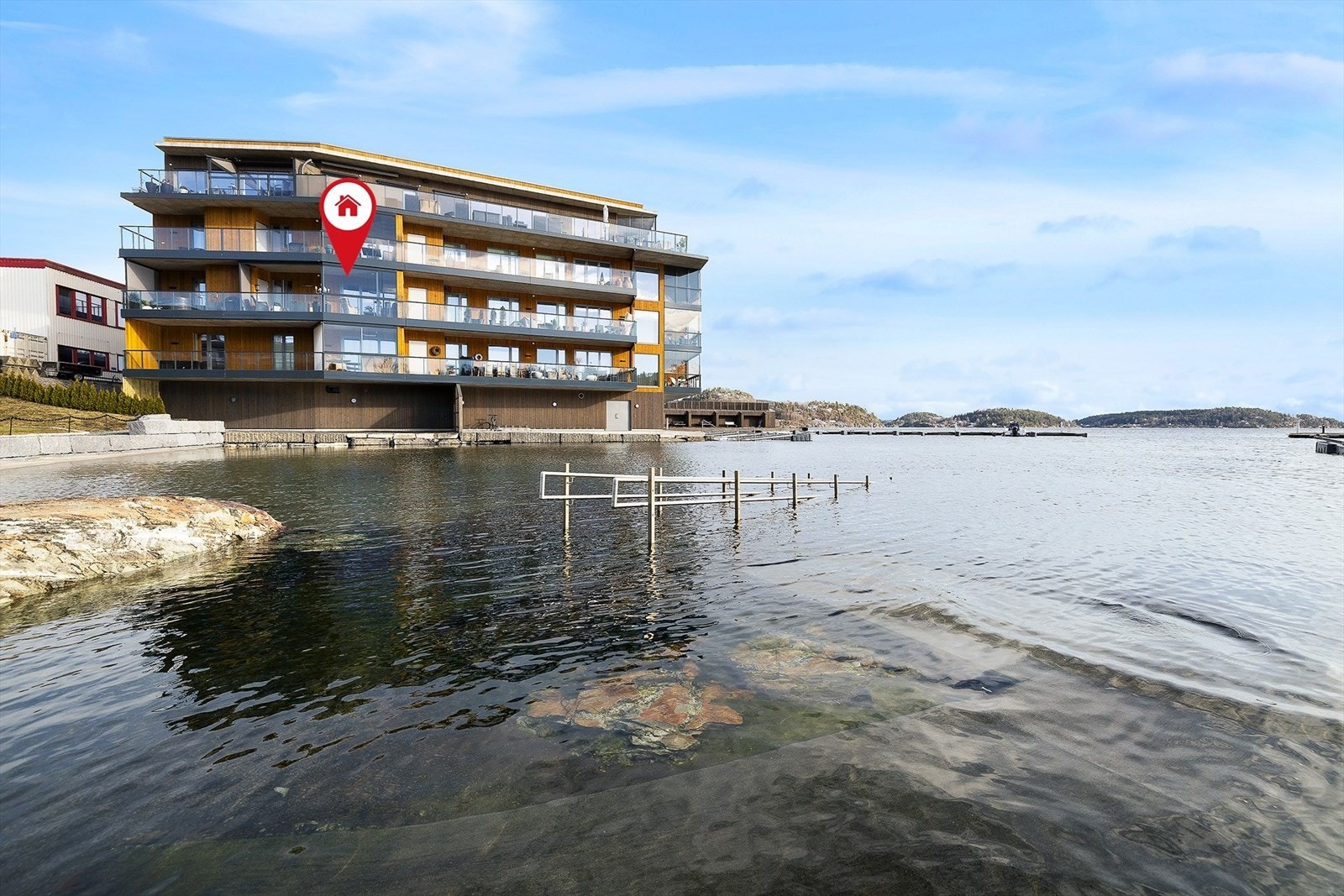 Eksklusiv beliggenhet helt ute i vannkanten på Heistad Galleribilde