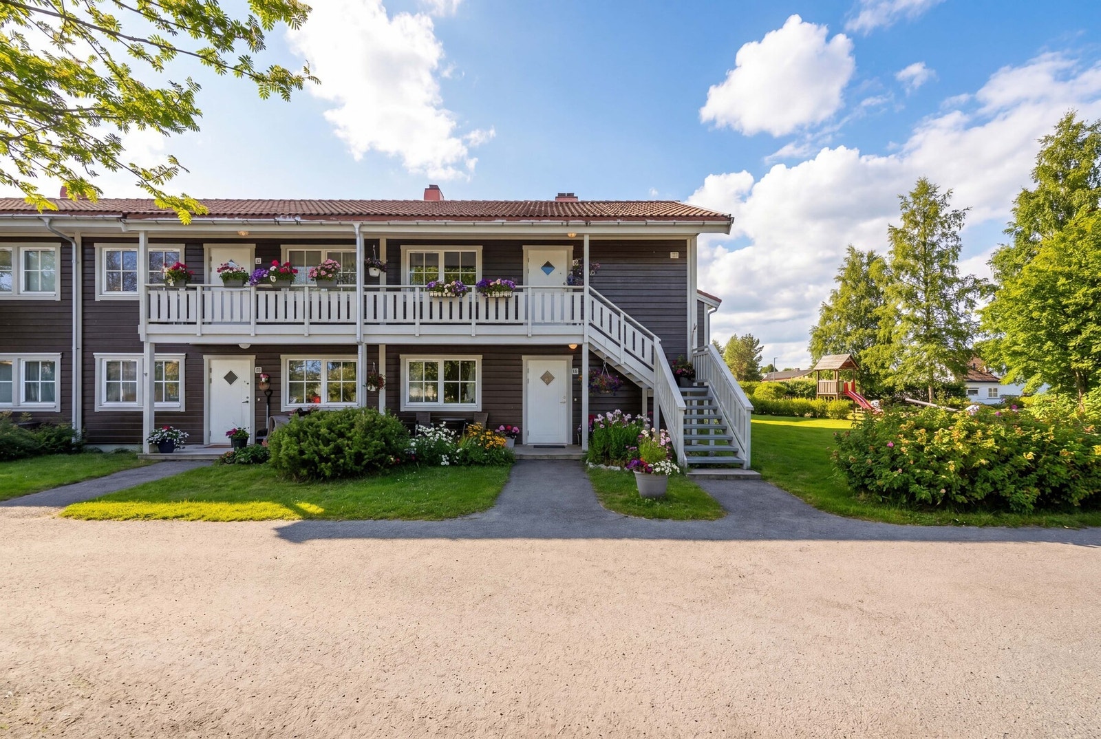 Boligen har en god intern beliggenhet på Nordby i et nyere boligfelt ca. 3 km nord for Jessheim sentrum. Området består av eneboliger, rekkehus, tomannsboliger og leilighetsbygg. Galleribilde