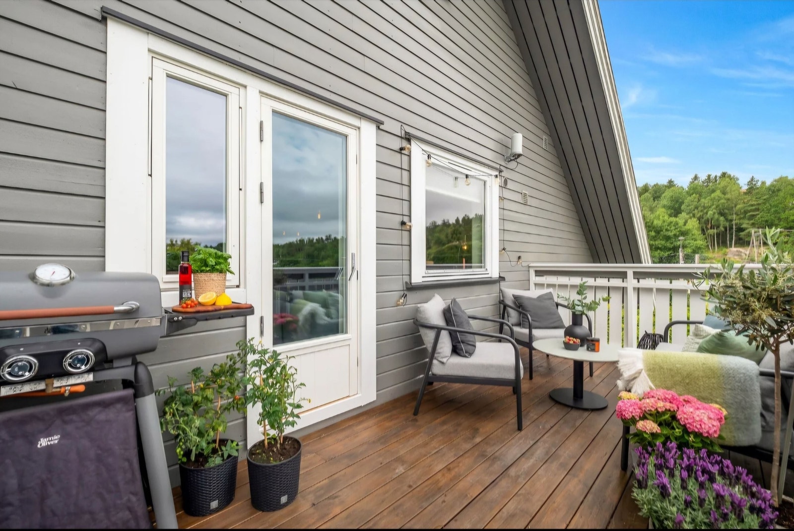 Lånt bilde fra tidligere eier. Nå er det også bygd pergola over. Galleribilde