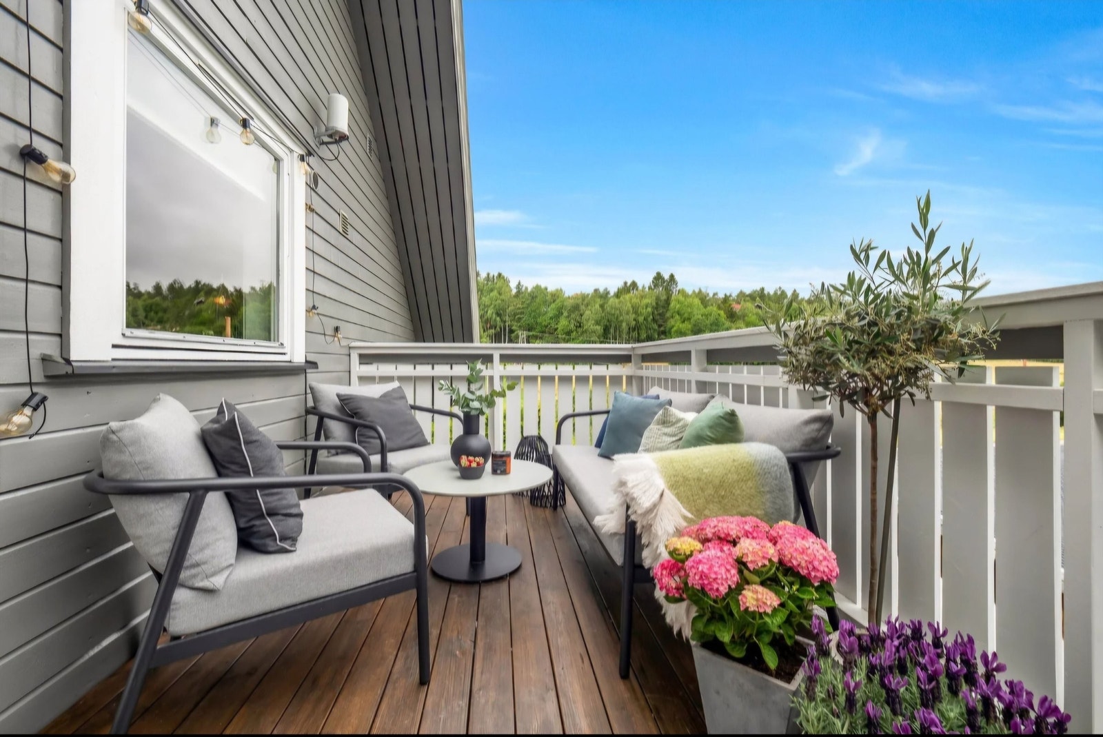 Lånt bilde fra tidligere eier. Nå er det også bygd pergola over. Galleribilde