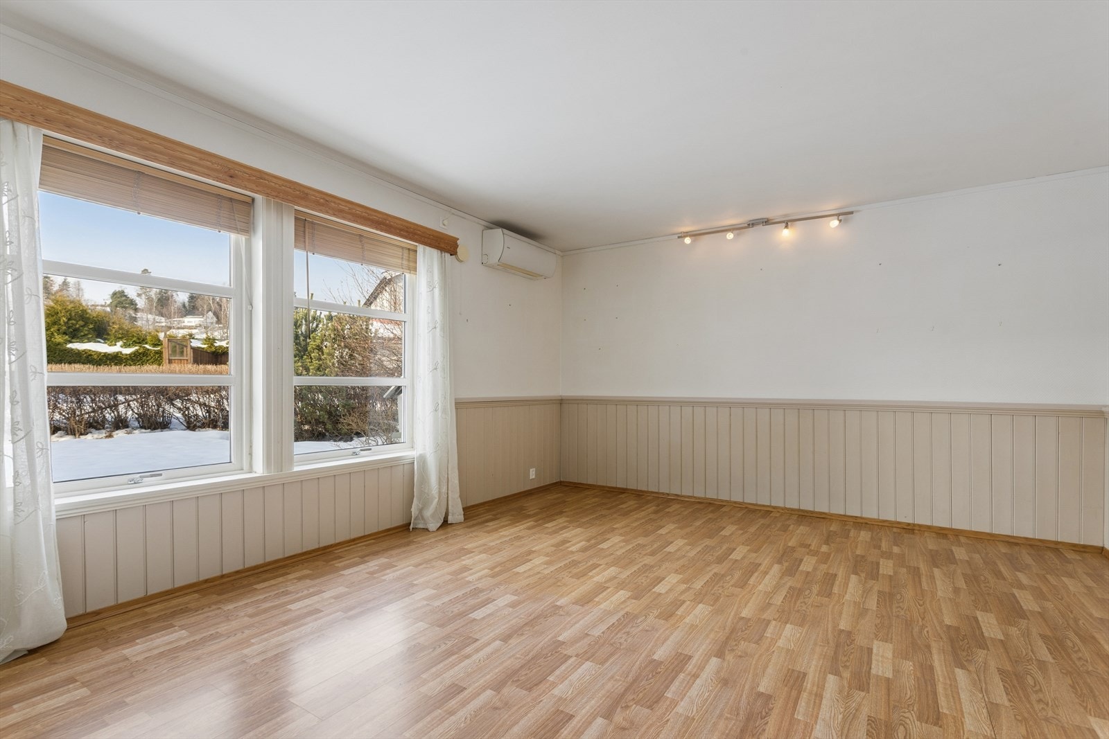 Vi beveger oss videre inn i en lys og koselig stue. Galleribilde