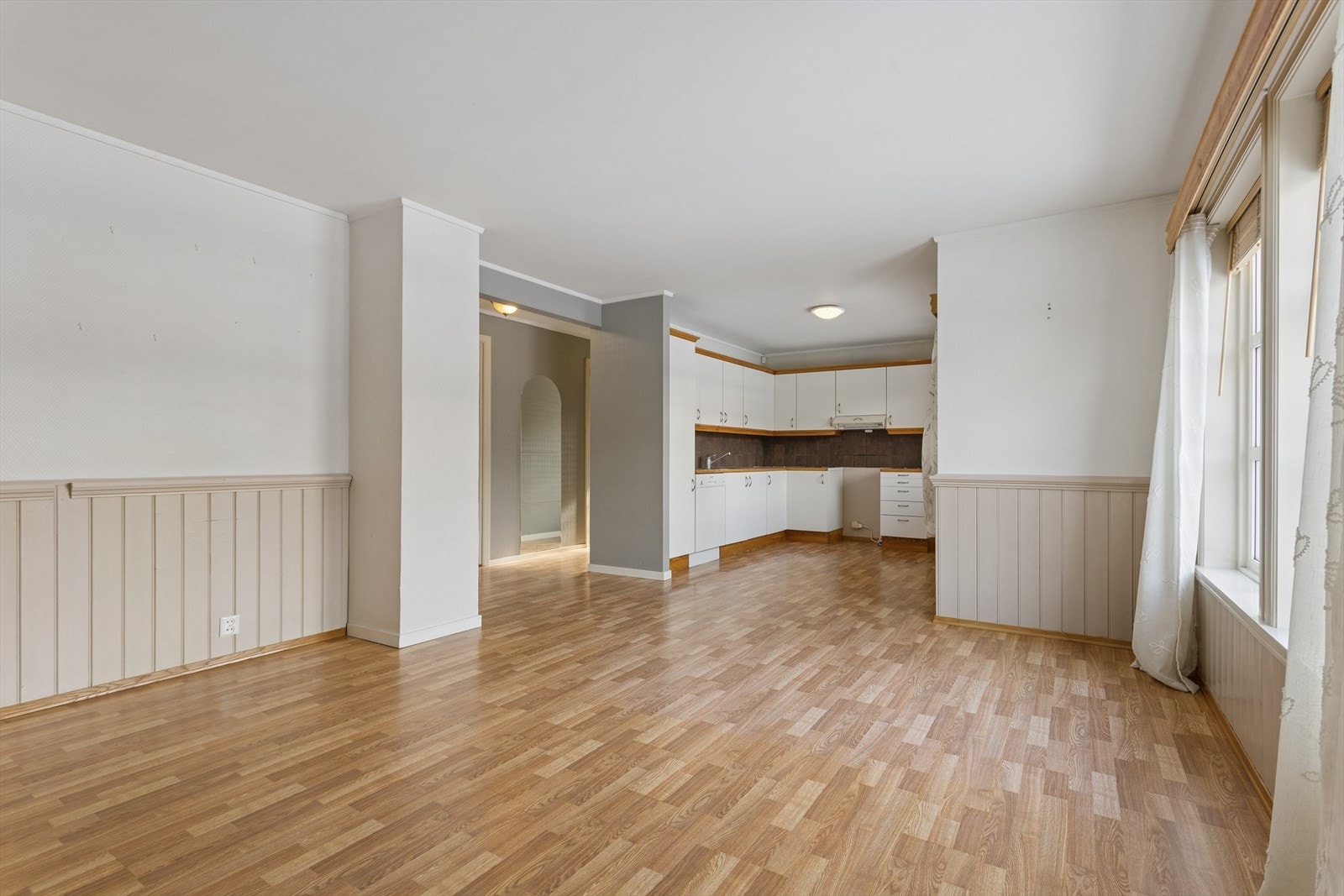 Det er etablert varmepumpe i stuen, samtidig som det er gulvvarme i både entré, stue/kjøkken, soverom og bad/vaskerom. Galleribilde