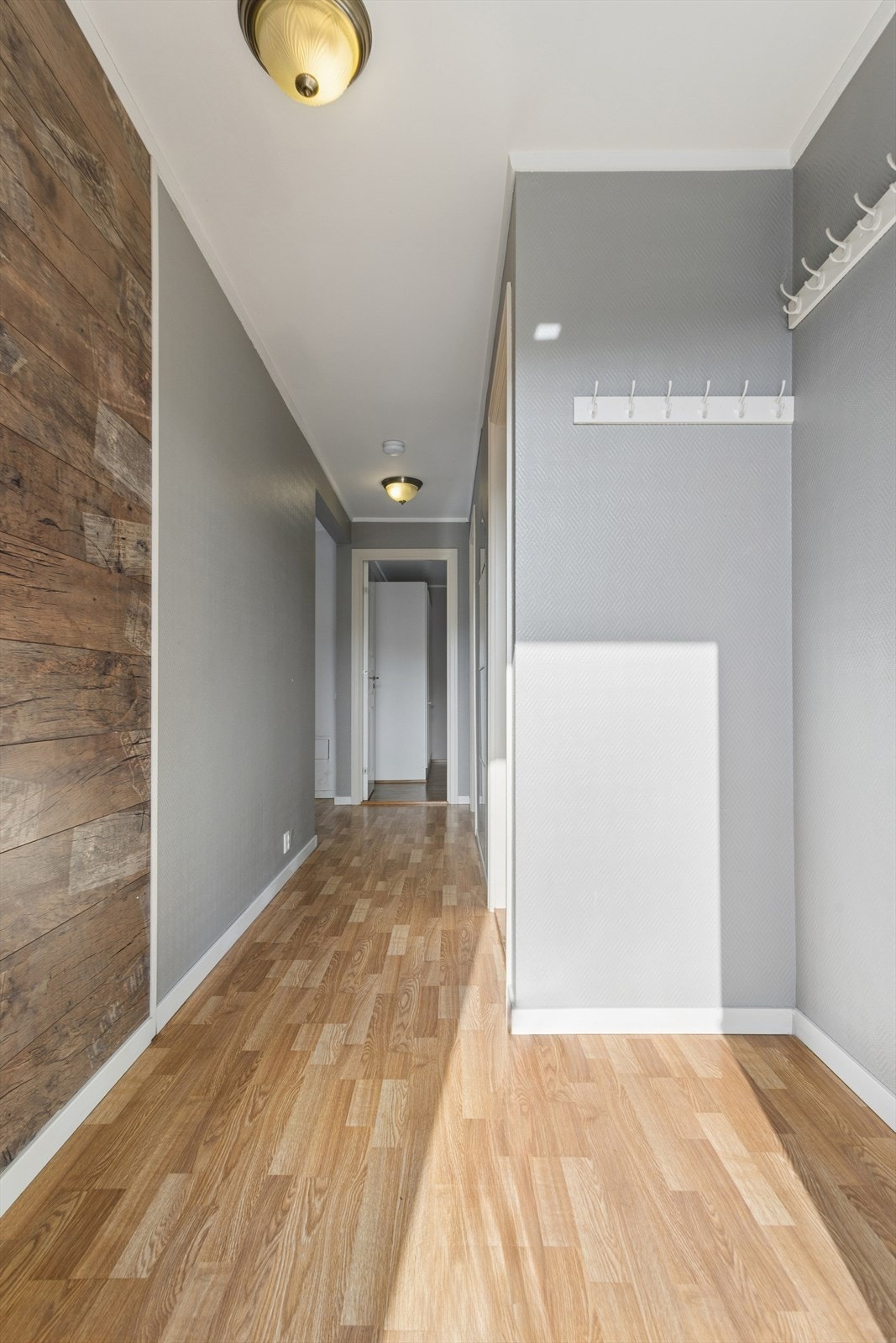 Velkommen inn! Lys og hyggelig entré med plass for smarte garderobe- og opphengsløsninger. Galleribilde