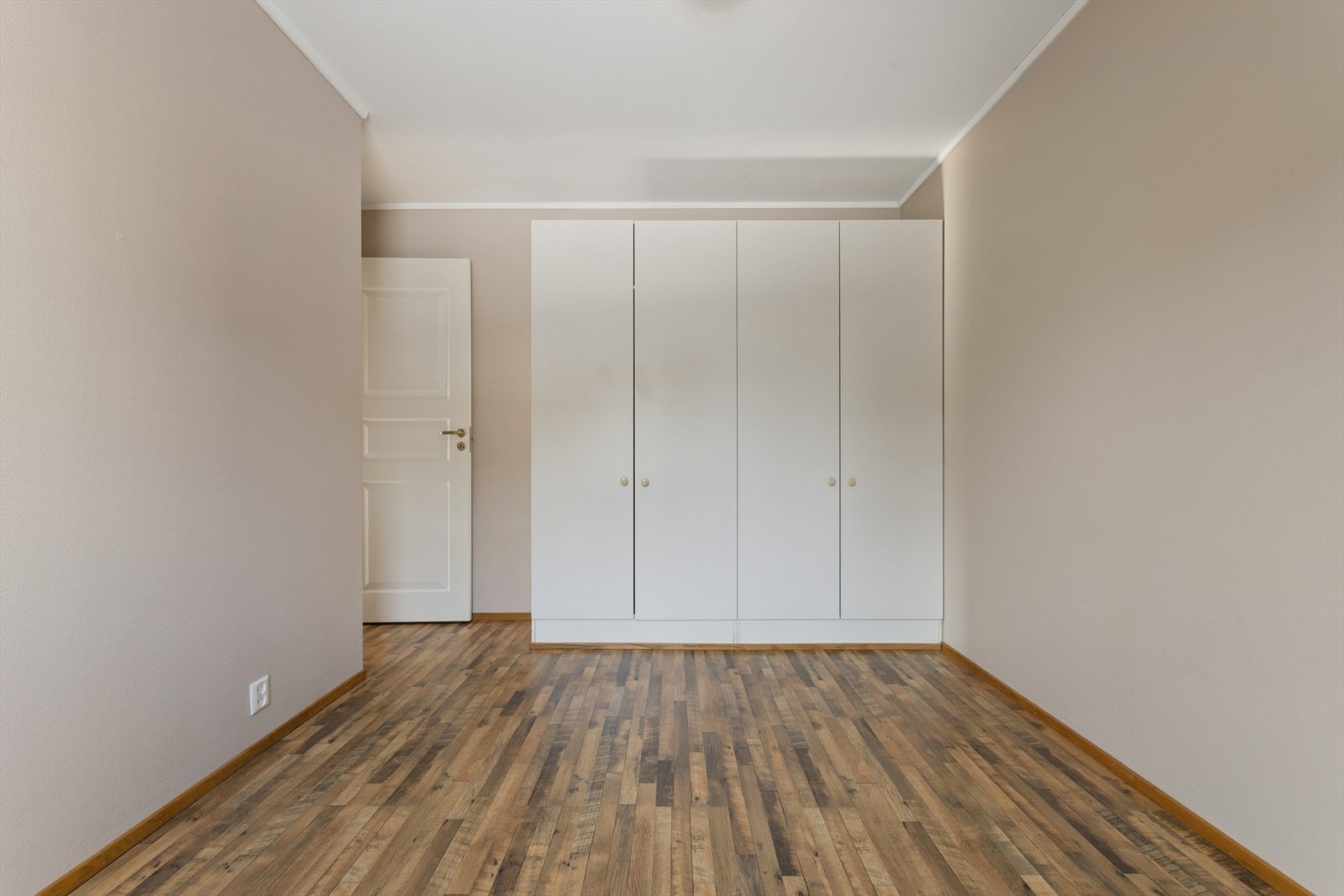 God plass for dobbeltseng, nattbord og gode garderobeløsninger. Galleribilde