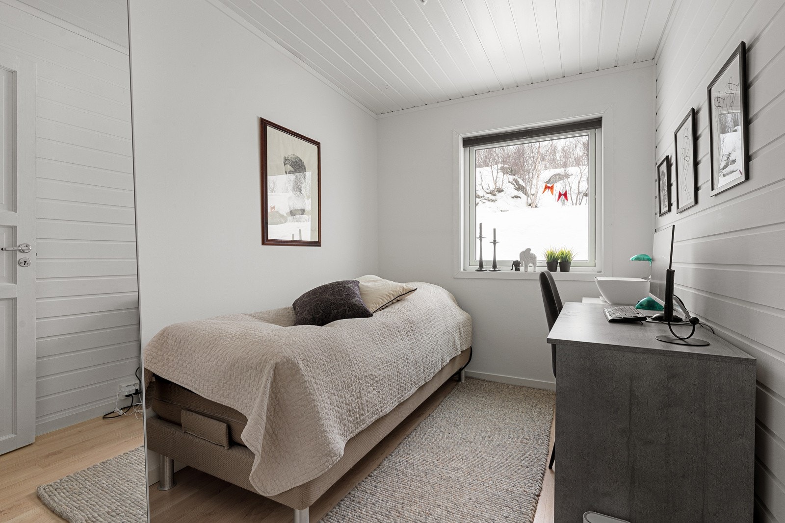 Soverom med skapplass.