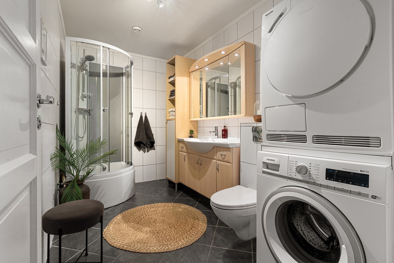 Flislagt bad med gulvvarme. Opplegg for vaskemaskin og tørketrommel.