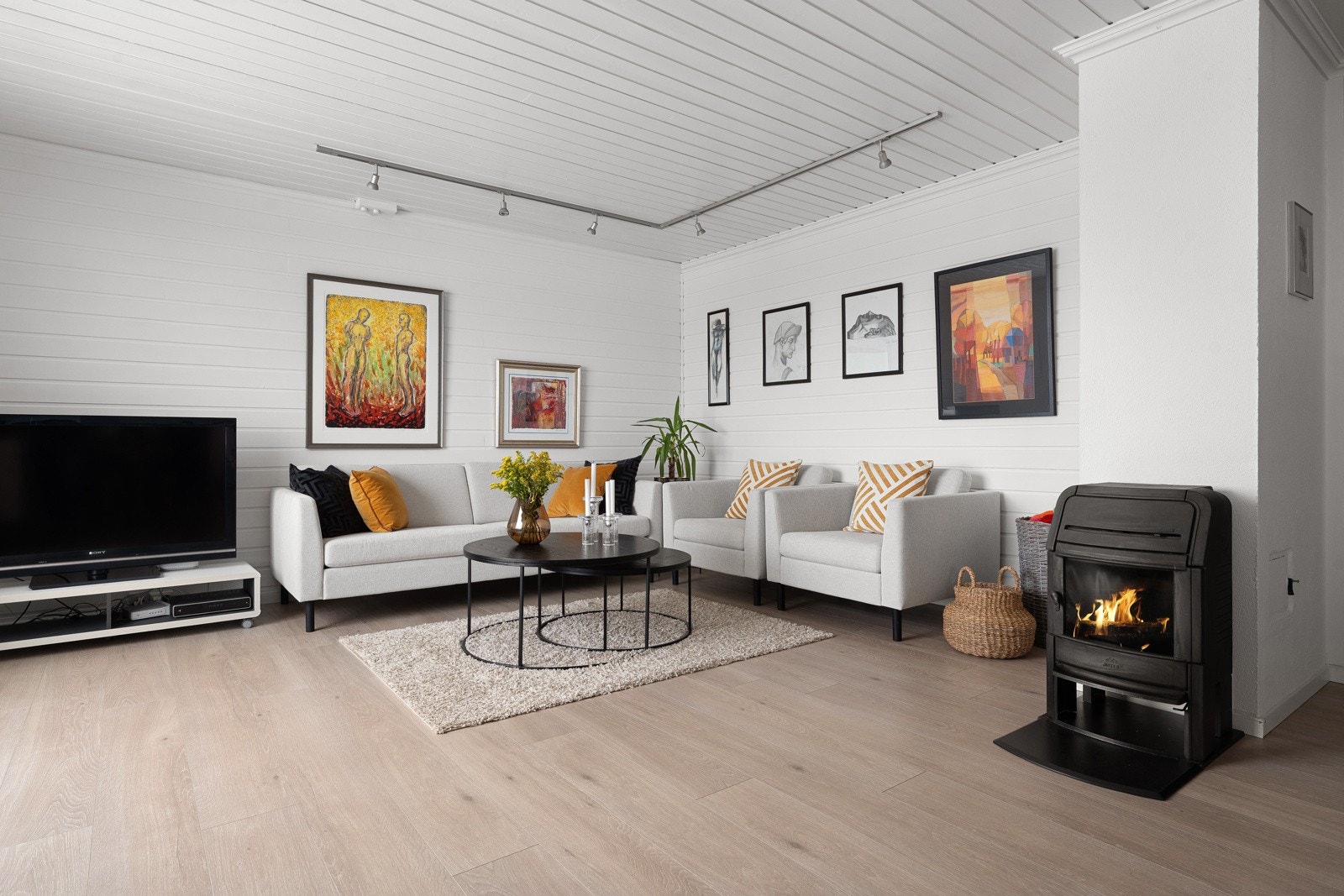 Vedfyring som gir lun varme og reduserte energikostnader.