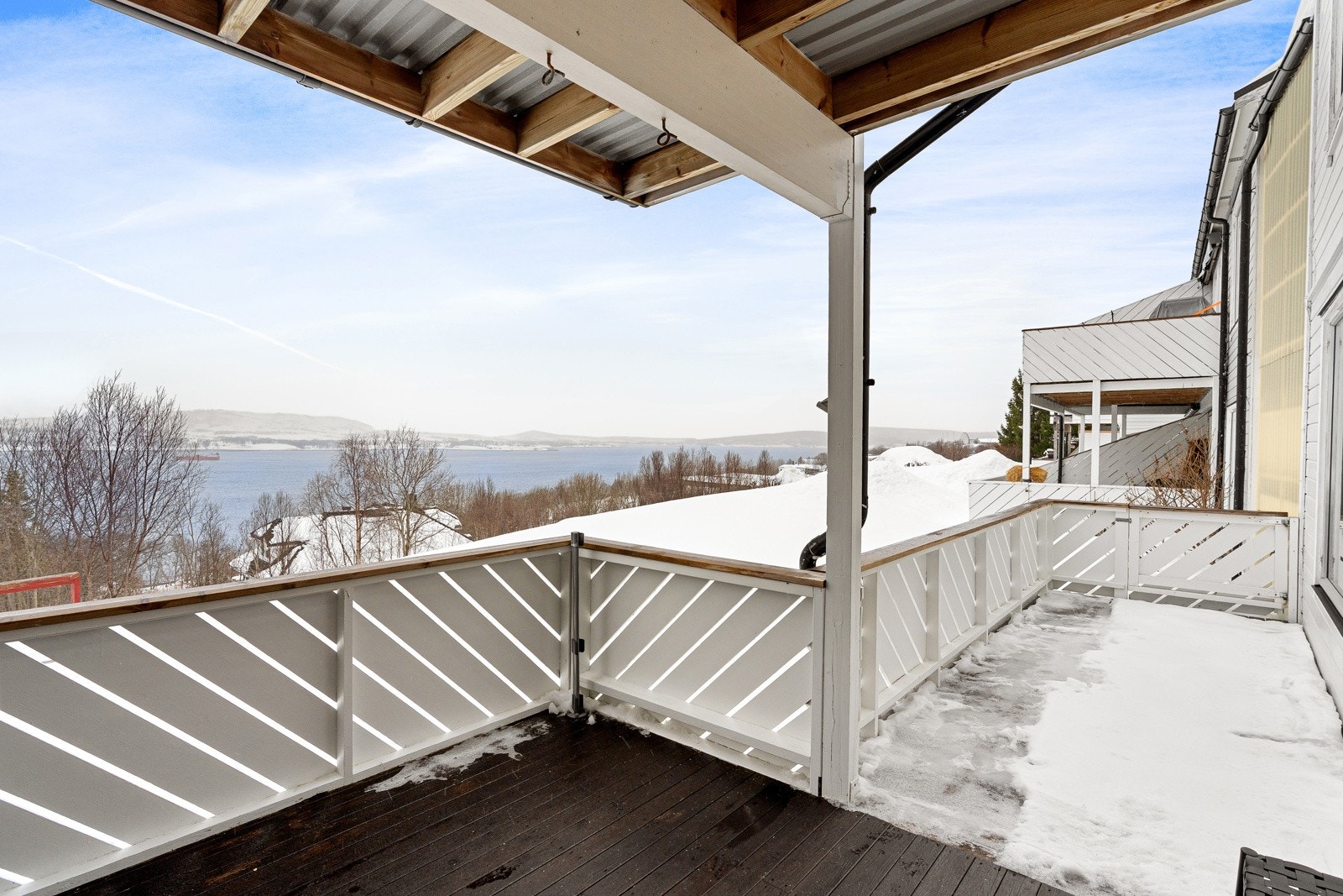 Fra spisestuen er det utgang til veranda med gode solforhold.