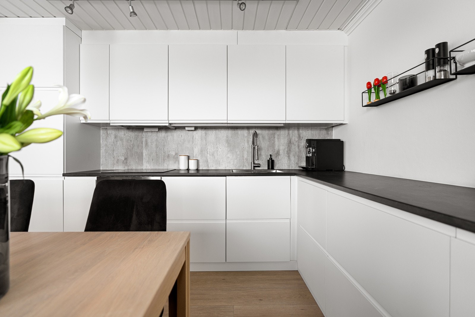 Kjøkkenet har integrerte hvitevarer og rikelig med skap- og benkeplass.