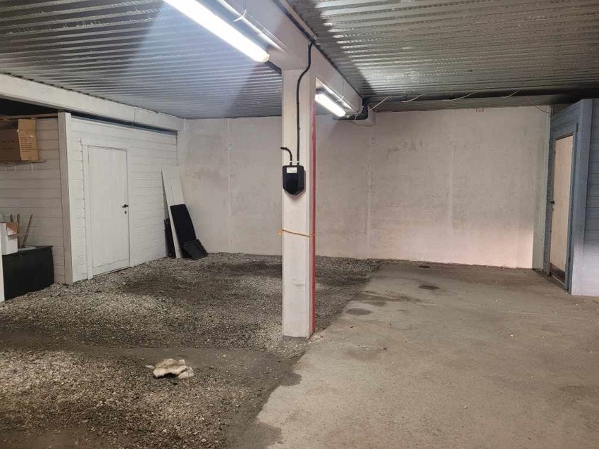 Parkering trygt og tørt i garasjen i underetasjen. Det er infrastruktur for el-bil lader i garasjen. Privat bilde.