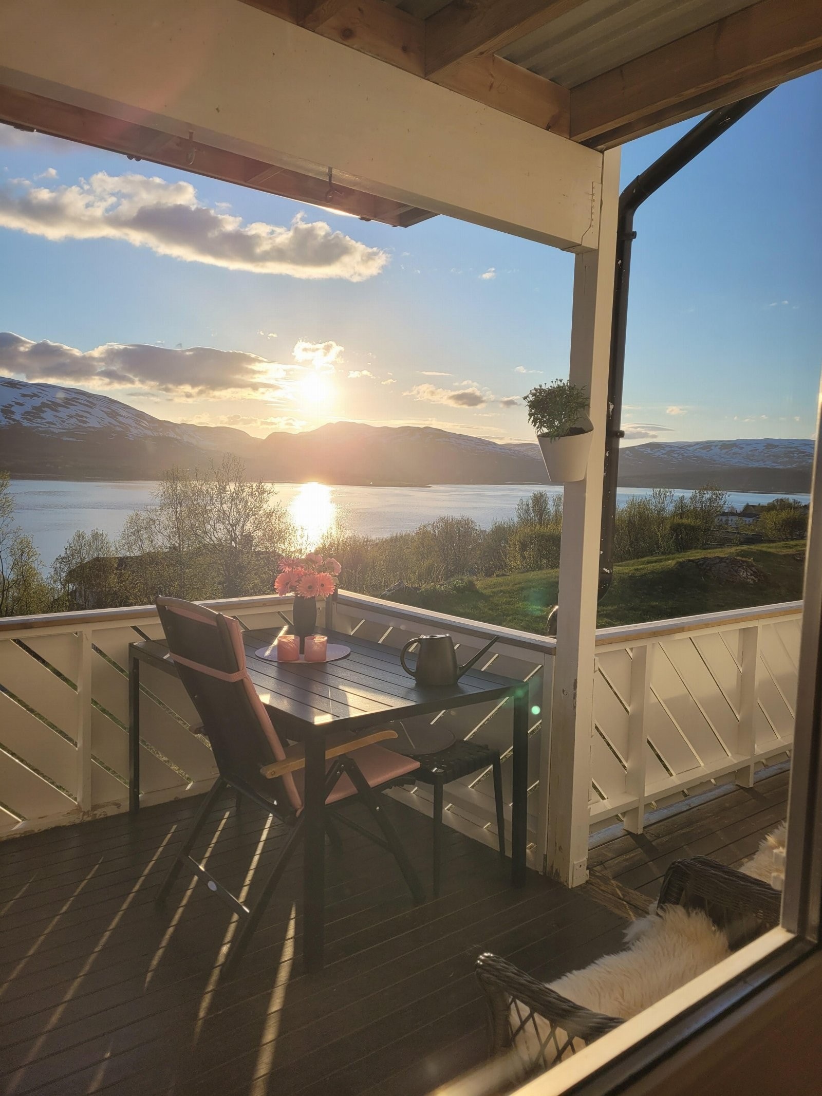 Leiligheten ligger i solrike og barnevennlige Hamna. Privat bilde av veranda sommer.