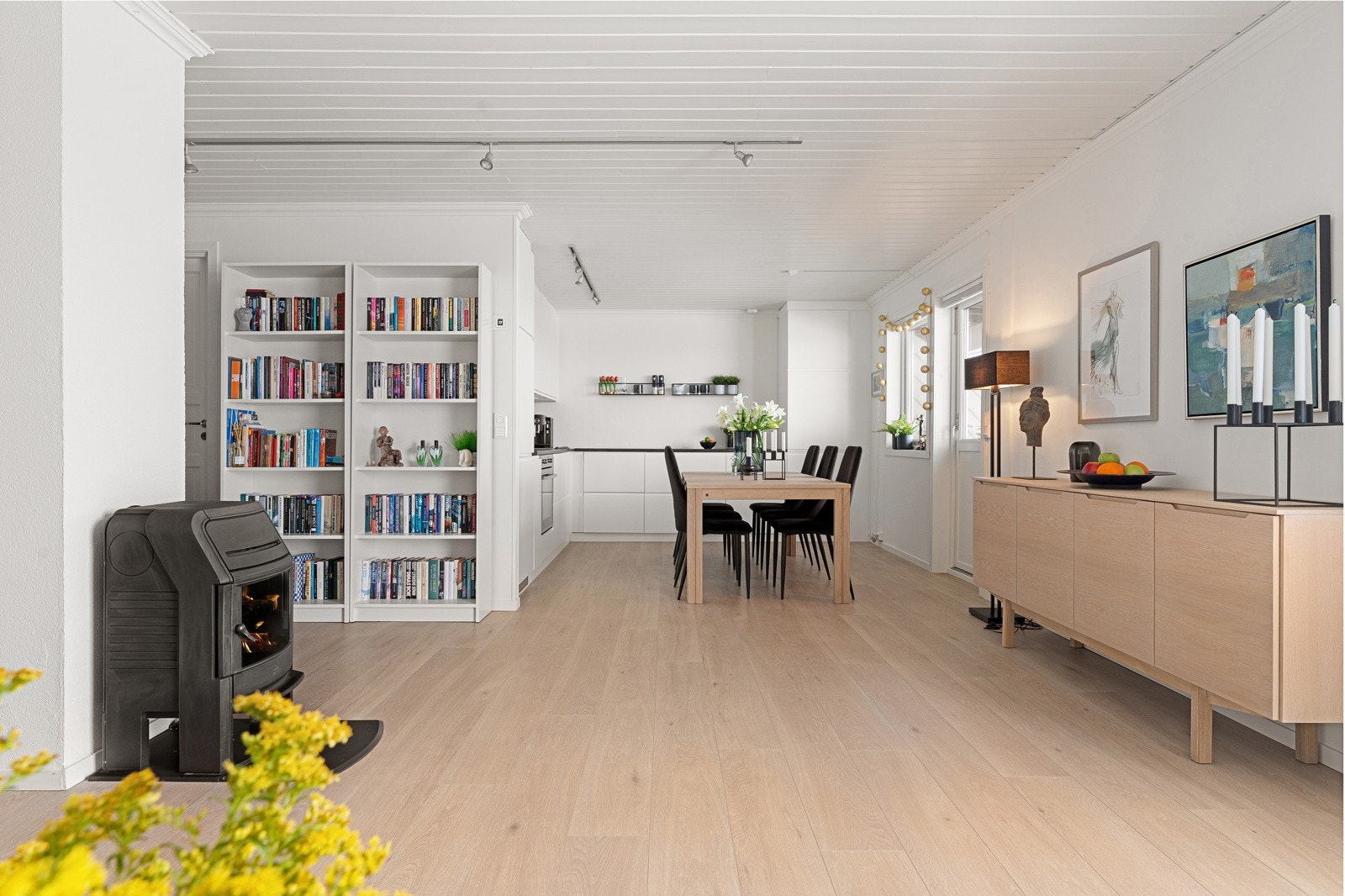 Kjøkkenet ligger adskilt fra stuen med plass til spisebord i overgang.