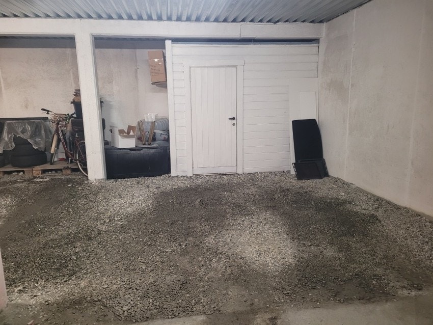 Privat bilde av parkering og bod.