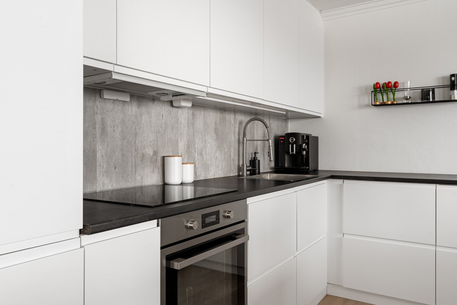 Gulvvarme i gang, stue og kjøkken.