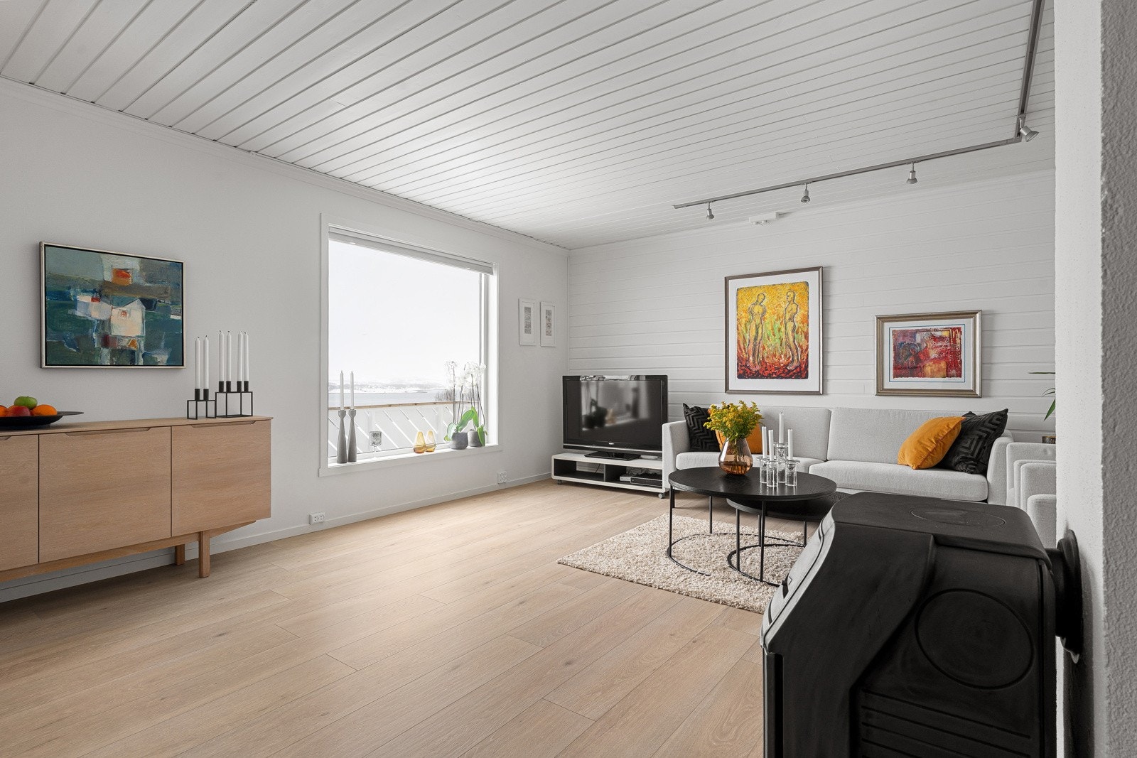 Stuen er romslig og har flere innredningsmuligheter. Nye gulv i stue, kjøkken og gang 2022.