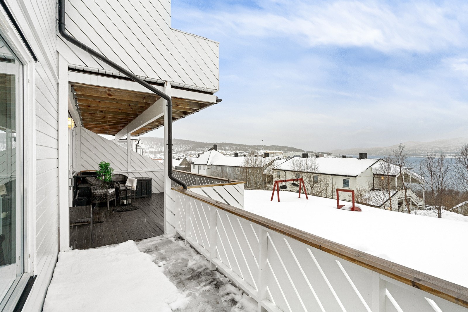 Romslig veranda hvor du har god plass til utemøbler. Nytt dekke på veranda sommer 2023.