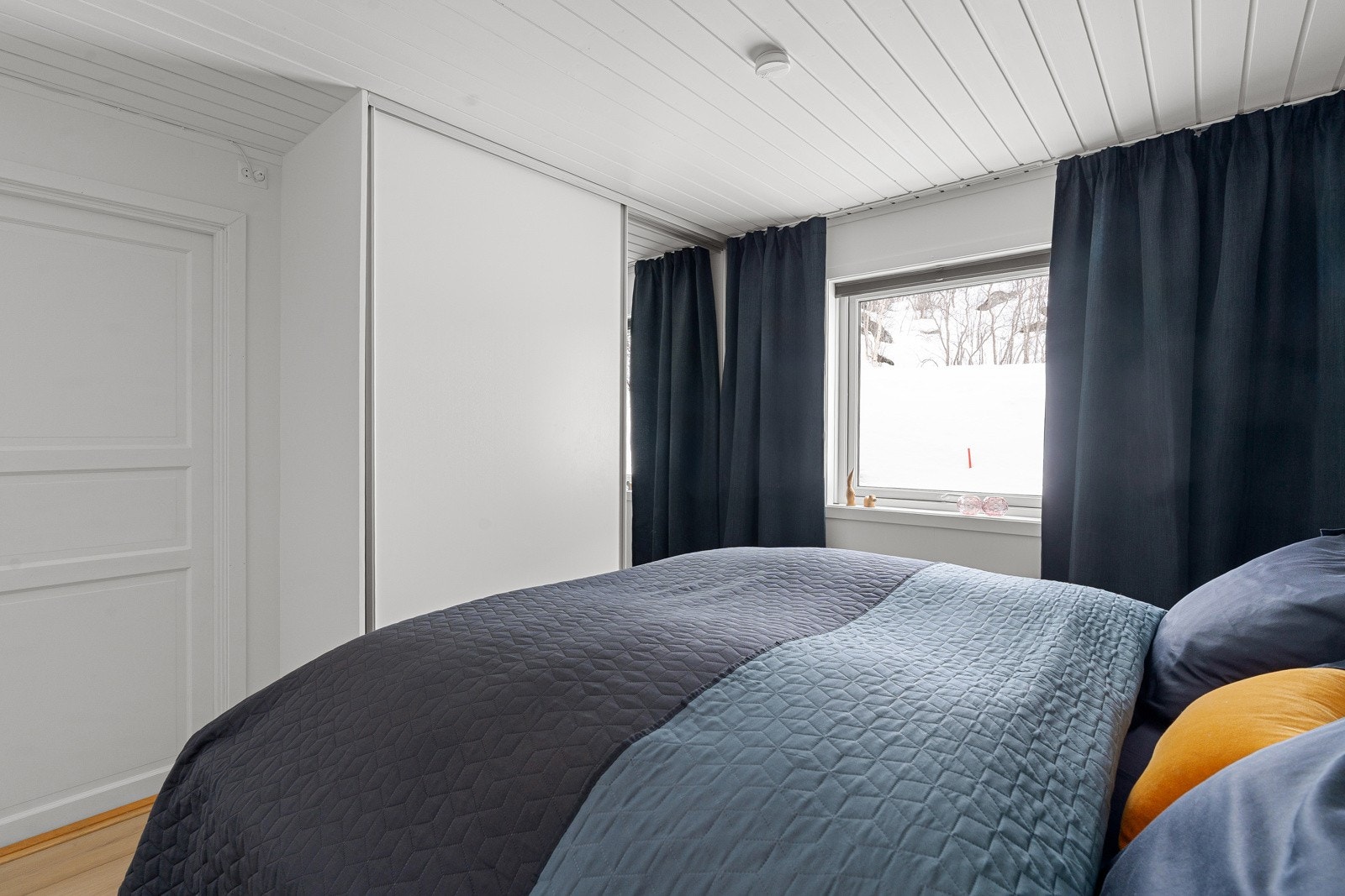 Hovedsoverom med skapplass.