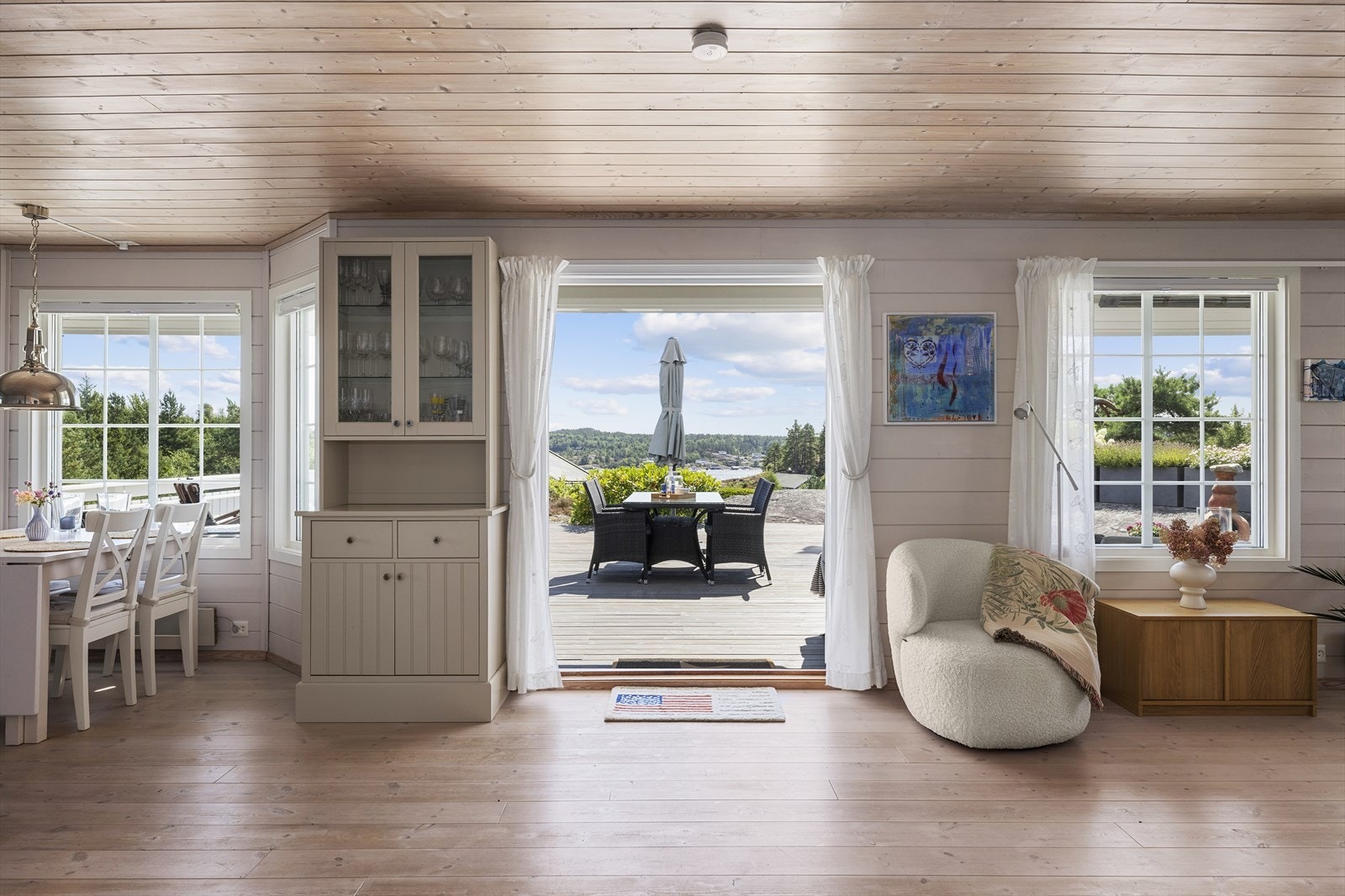 Fra stue/kjøkken er det adkomst til den solrike terrassen. Galleribilde