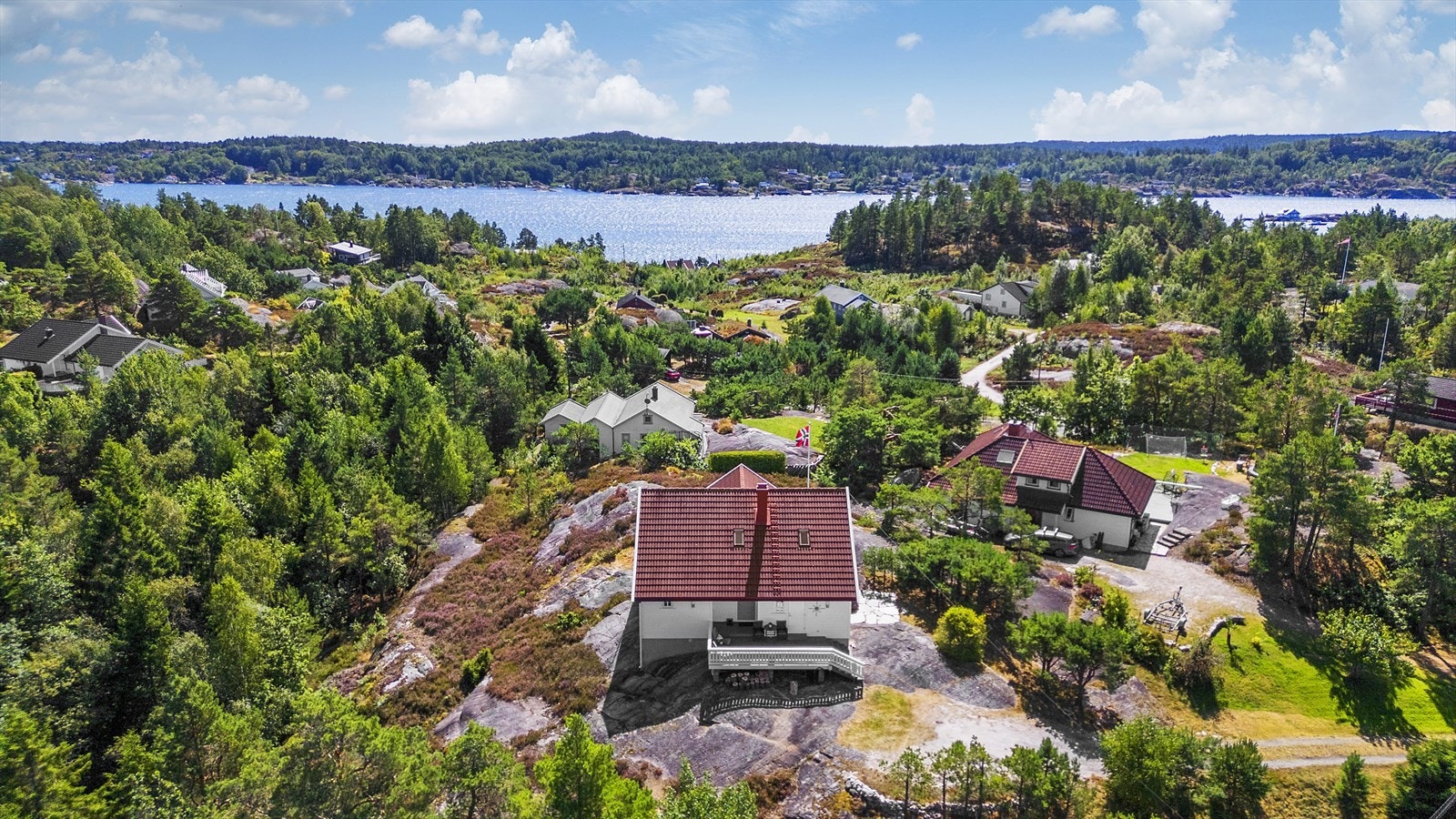 Hytteidyll på Bærøy - solrik beliggenhet med vakker utsikt mot Kragerøs vakre skjærgård. Galleribilde