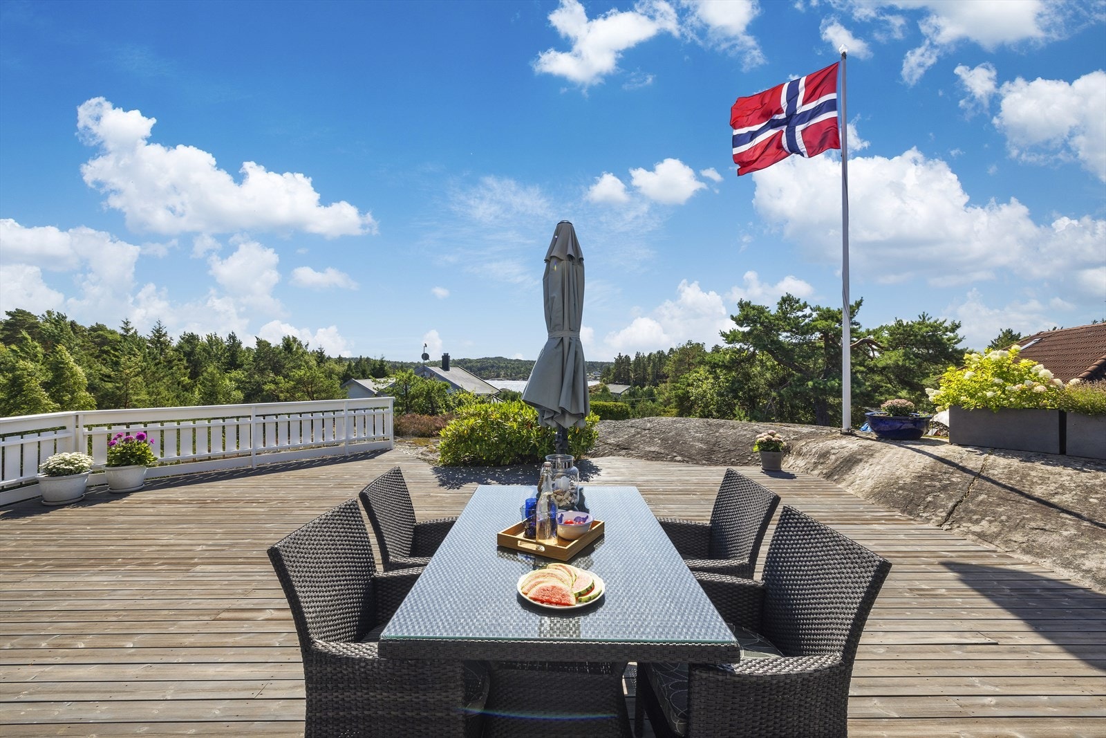 Gode solforhold, sjøutsikt og romslige arealer. Foto: Dag Frogner / Boligfotograf1. Galleribilde