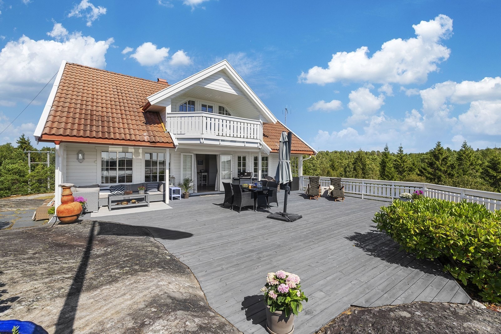 På eiendommens sørside er det en stor og deilig terrasse. Galleribilde
