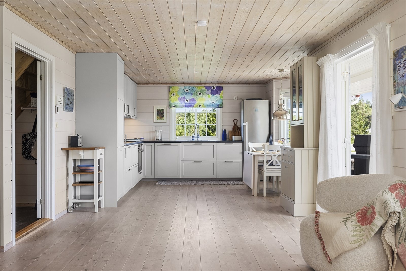 Romslig IKEA kjøkken ferdigstilt våren 2023 med tilhørende sittegruppe. Galleribilde