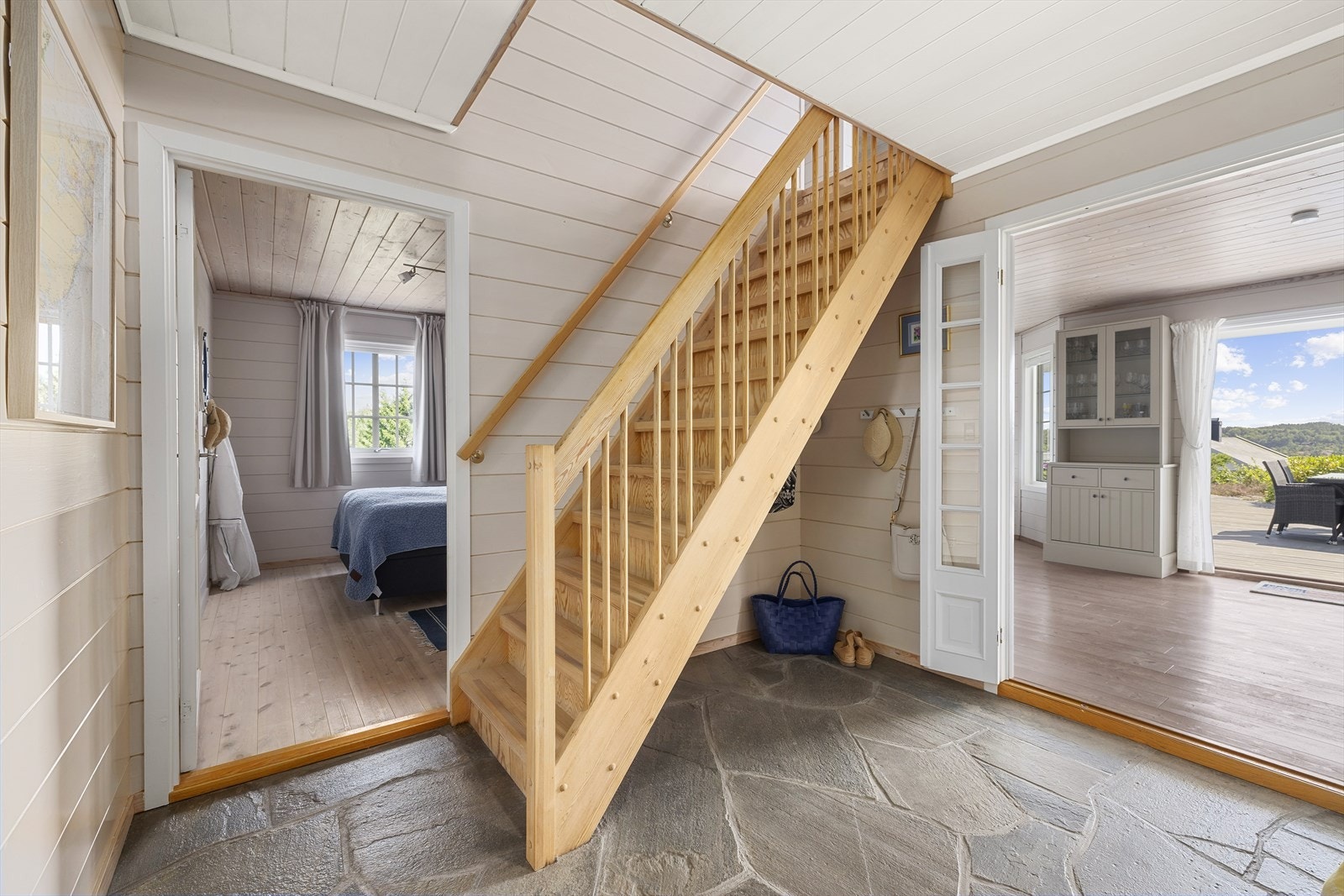Skiferlagt gang med varmekabler. Galleribilde