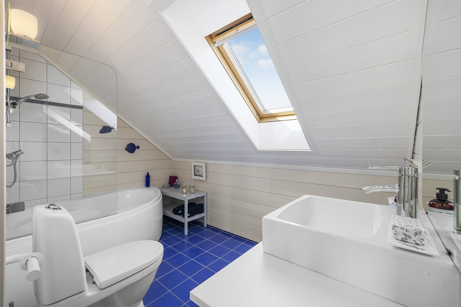 Badet i 2.etg inneholder servant med underskap, toalett og hjørnebadekar med dusj. Galleribilde