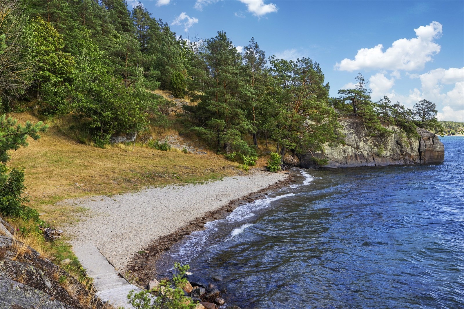 En kort spasertur unna ligger sandstranda "Kirkeberget". Galleribilde