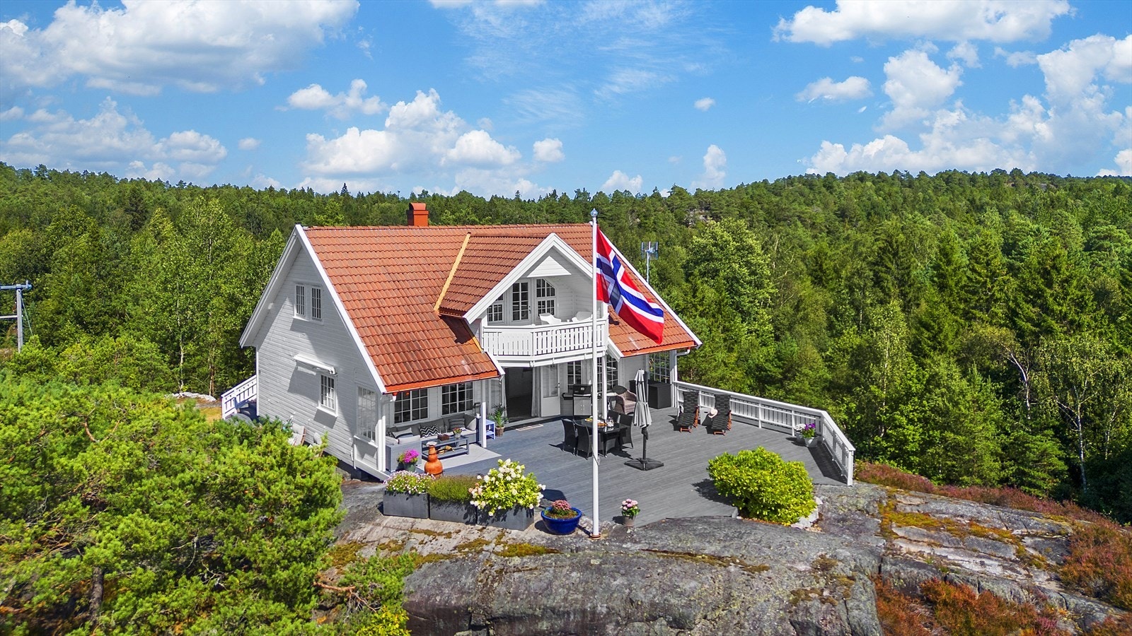 Denne eiendommen ligger idyllisk til, med nærhet til varme sandstrender, fine fritidsanlegg og en kort vei fra Kragerøs ivrige bymiljø. Galleribilde