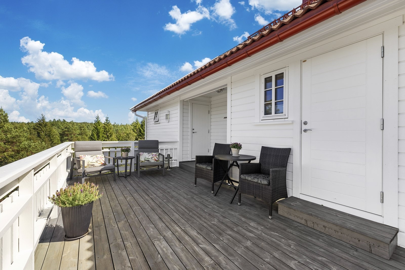 Hovedinngangen til hytta ligger på nordsiden. Her er det egen inngangsdør til både bod og bad. Galleribilde