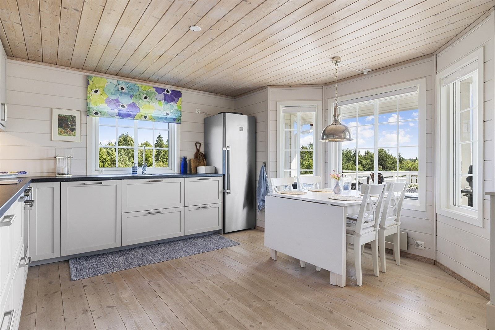 Her er det også plass til en koselig spisegruppe. Galleribilde