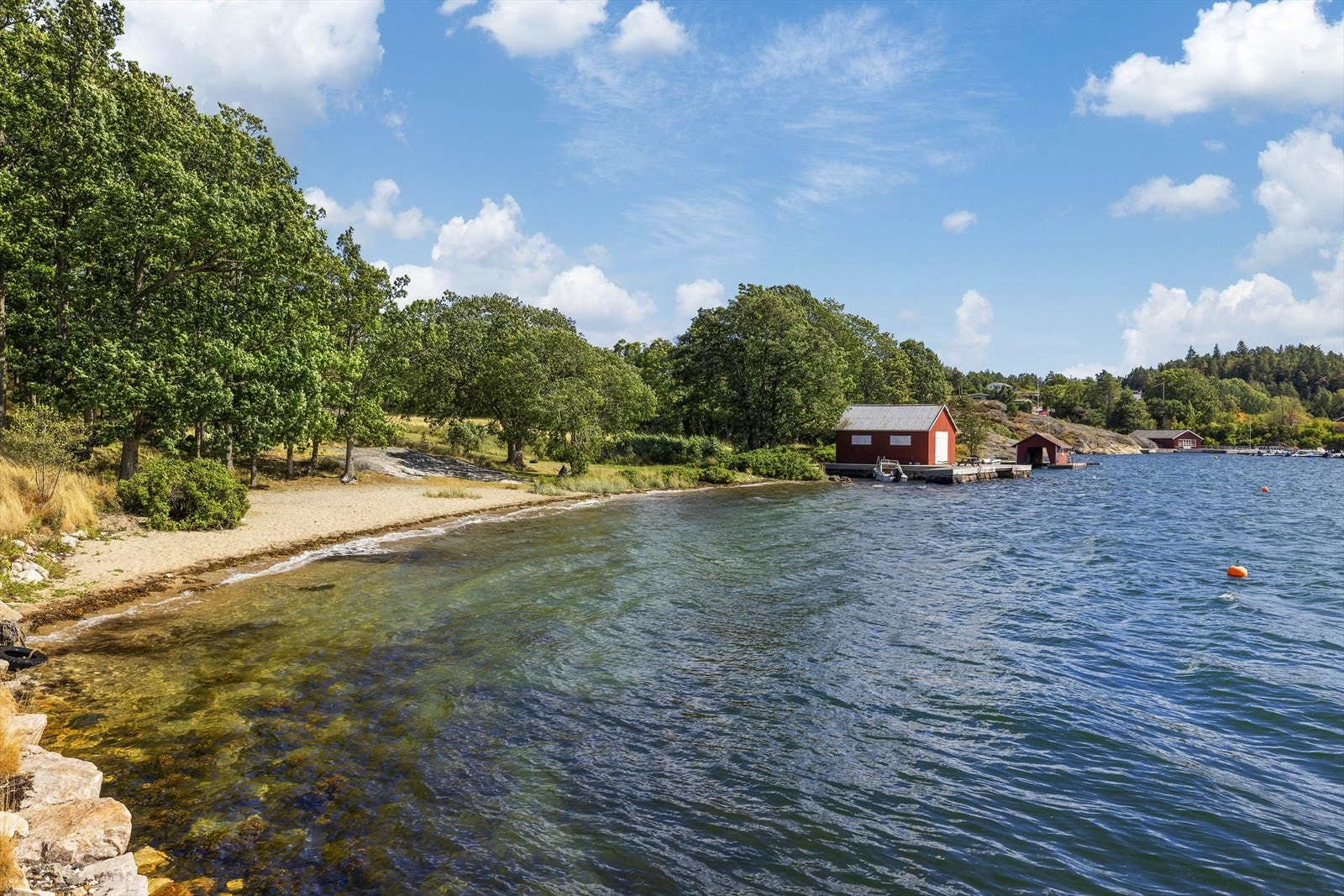 Ved fergekaia ligger "Gulodden". Dette er en barnevennlig sandstrand med utsikt mot Kragerø sentrum. Galleribilde