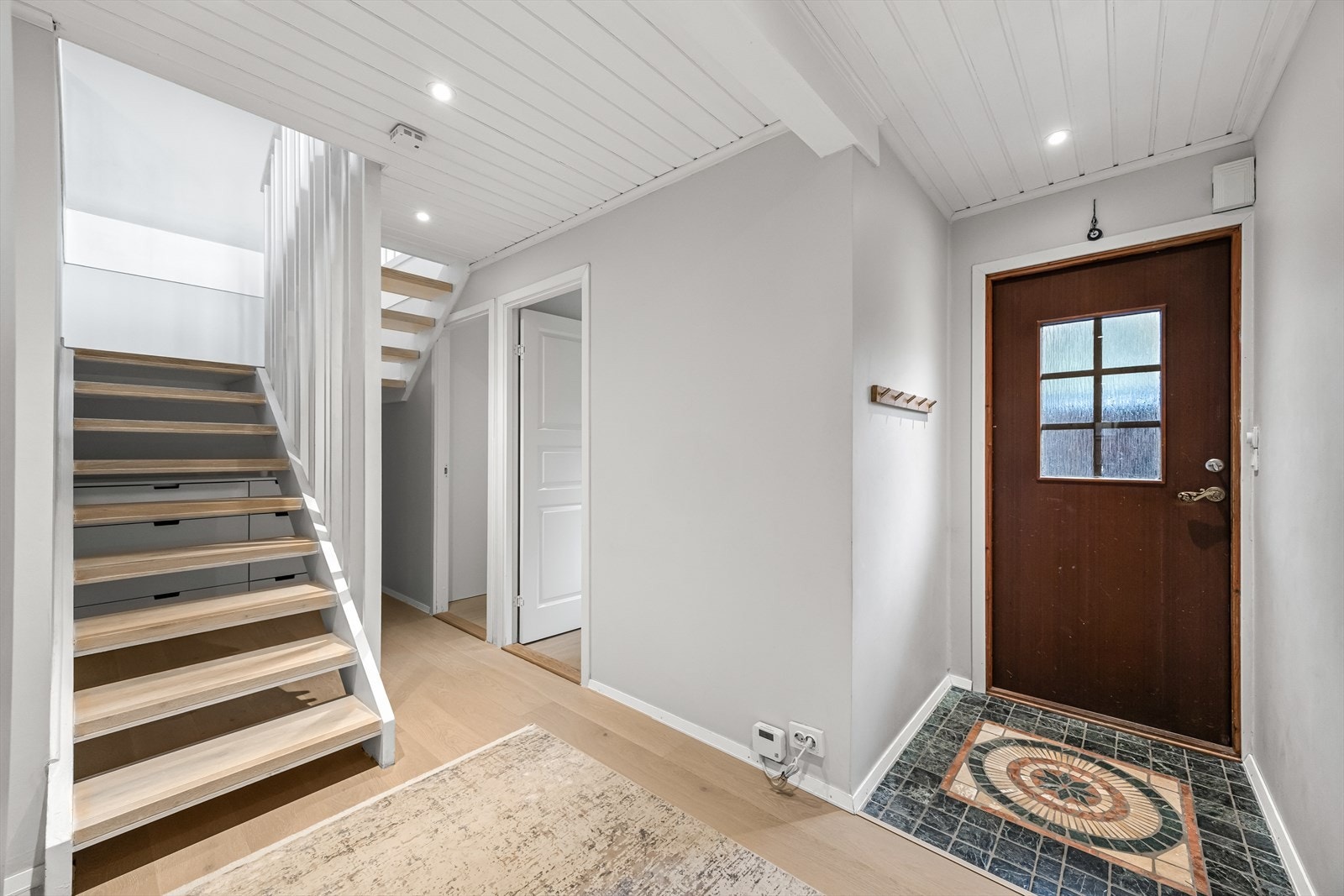 Varmekabler i entre. Fra en platting på 19 m² ved inngangspartiet kommer du inn i en lys og innbydende entré. Galleribilde