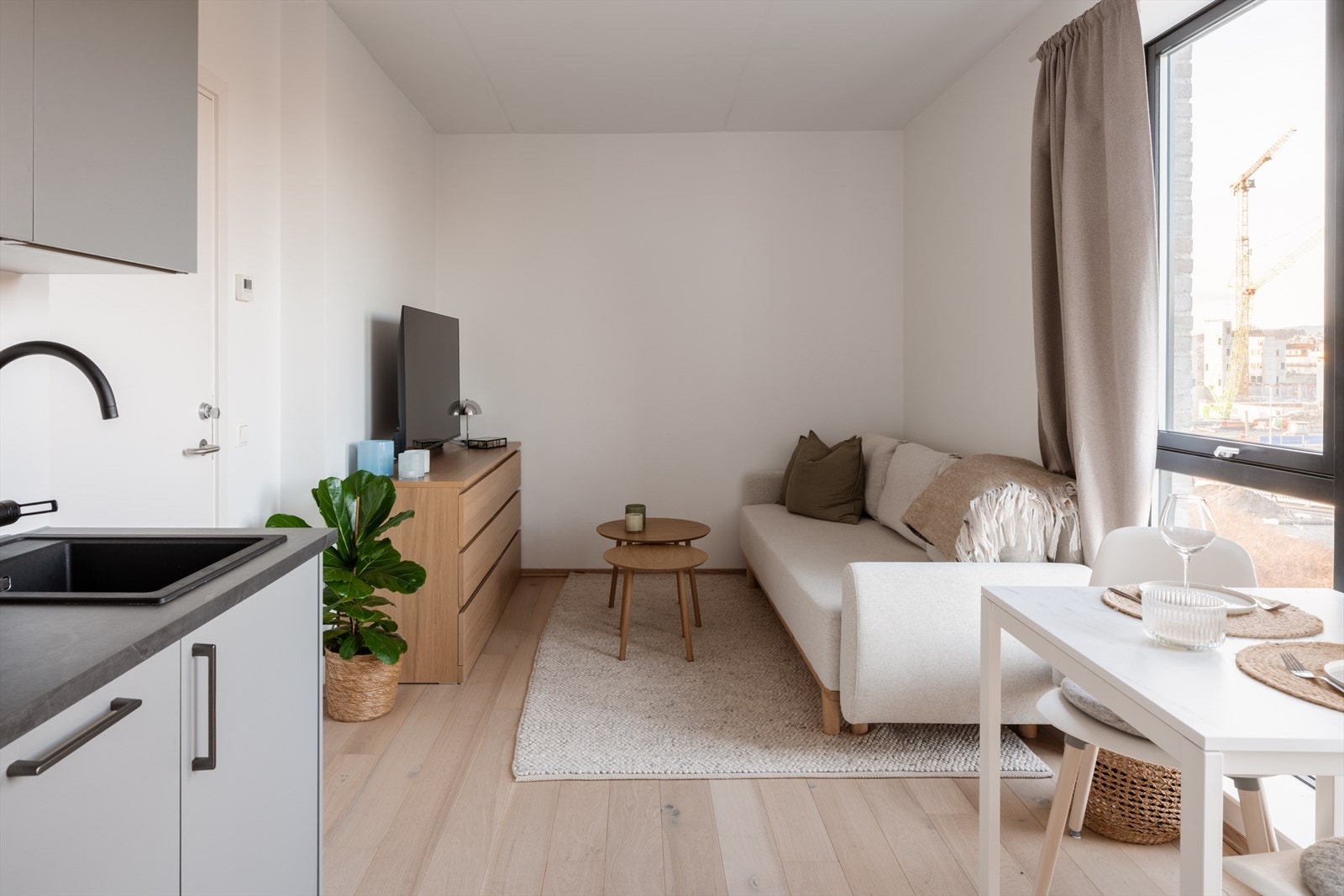 Fra gangen kommer man gjennom en felles gang med inngangsdør til hybelen. Denne kan enten leies ut skattefritt eller brukes som soverom/gjesterom. Galleribilde