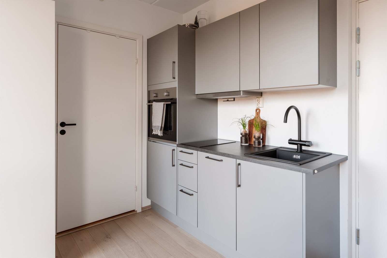 Det er montert et delikat kjøkken med integrert kjøleskap, stekeovn, oppvaskmaskin og platetopp. (Ca. leieinntekter er 14.000,- i mnd) Galleribilde